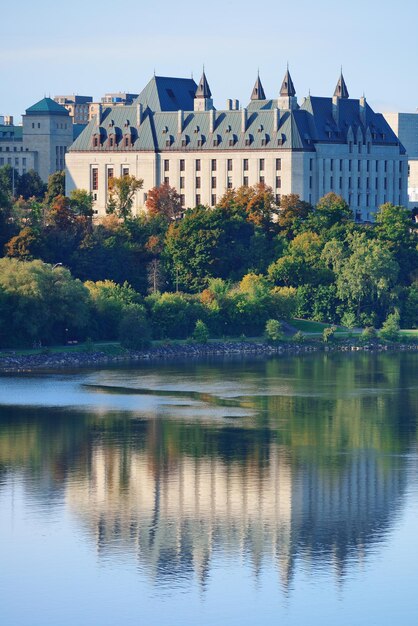 Pejzaż miasta Ottawa w dzień nad rzeką z historyczną architekturą.