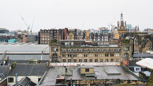 Pejzaż miejski Glasgow Wielka Brytania Dachy wielu starych budynków mieszkalnych i nowoczesnych zachmurzenie