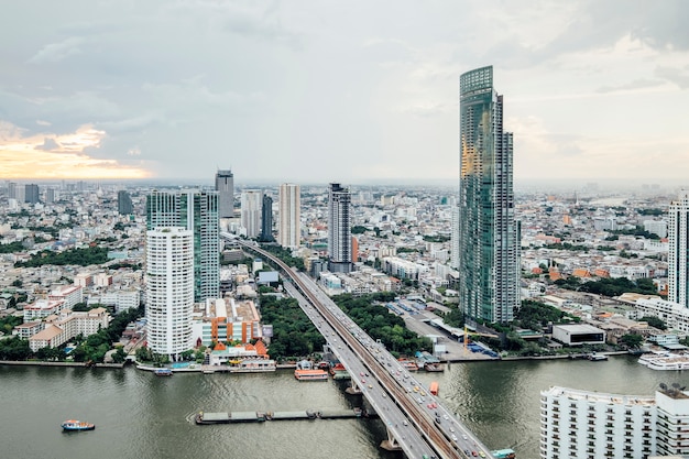 Bezpłatne zdjęcie pejzaż miejski widok i budynek w bangkok, tajlandia