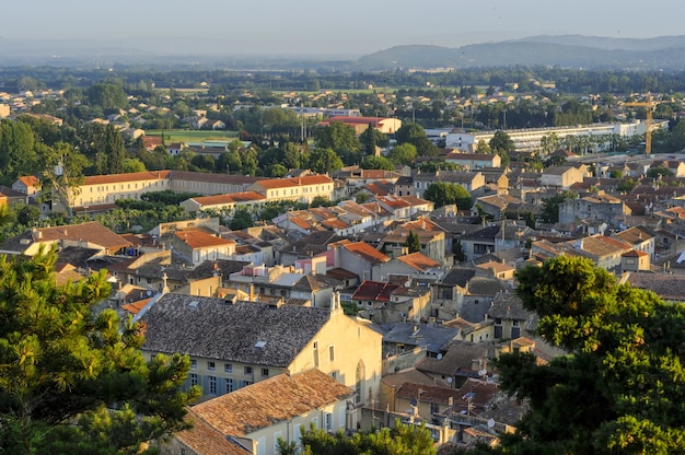 Bezpłatne zdjęcie pejzaż miejski z wieloma budynkami we francji o świcie lata w parku colline saint europe