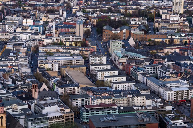 Pejzaż miejski z wieloma budynkami we Frankfurcie w Niemczech