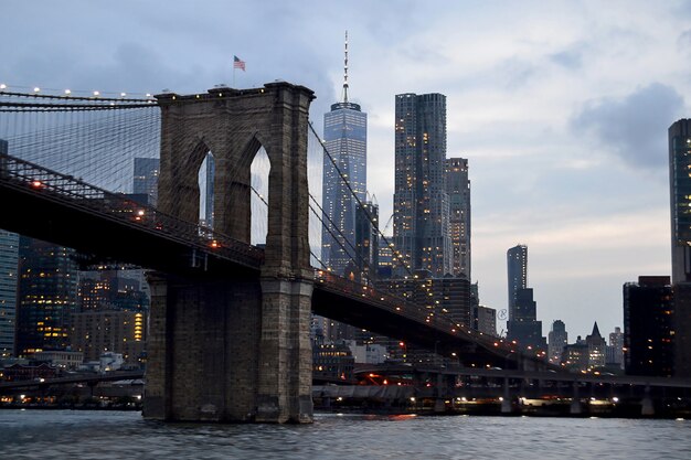 Pejzaż strzał z Brooklyn Bridge w nowych USA z szarym ponurym niebem