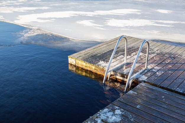 Pejzaż ujęcia naturalnego basenu lodowego w Szwecji