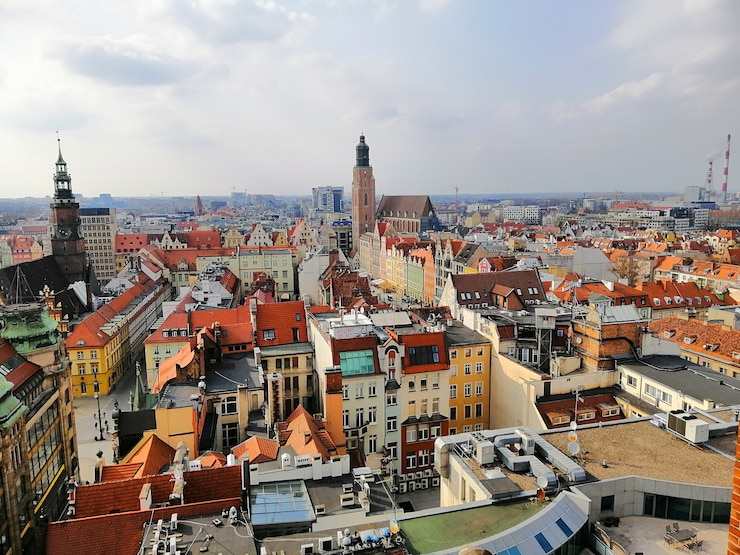 Bezpłatny plik Zdjęcie pejzaż wrocławia pod zachmurzonym niebem w polsce