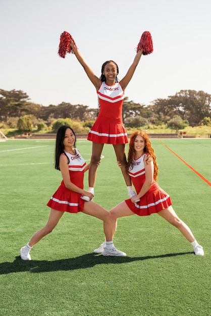 Bezpłatne zdjęcie pełen strzał cheerleaderek ćwiczących razem