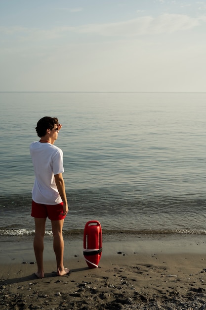 Pełen Strzał Ratownik I Boja Ratunkowa Na Plaży