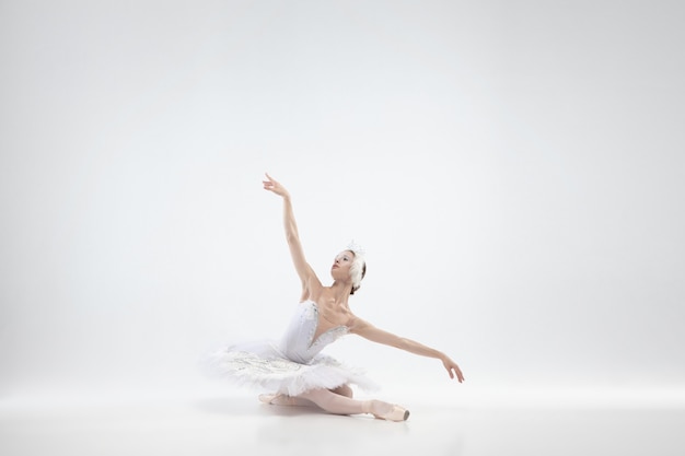 Pełen wdzięku klasyczny taniec baleriny na białym tle.