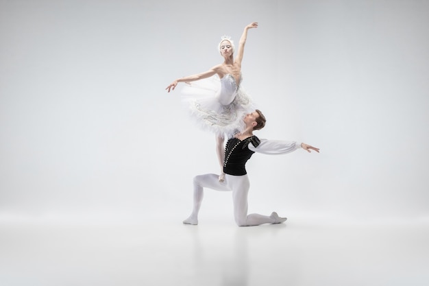 Pełen wdzięku taniec tancerzy baletu klasycznego Para w delikatnych białych ubraniach przypominających postacie białego łabędzia. Koncepcja łaski, artysty, ruchu, akcji i ruchu.
