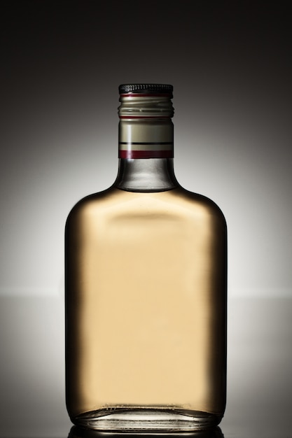 Bezpłatne zdjęcie pełna butelka alkoholu