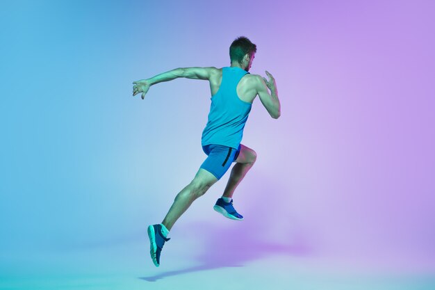 Pełna długość portret aktywnego młodego kaukaskiego biegania, jogging man