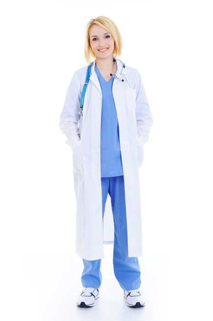 Pełna stojąca kobieta lekarz na białym tle