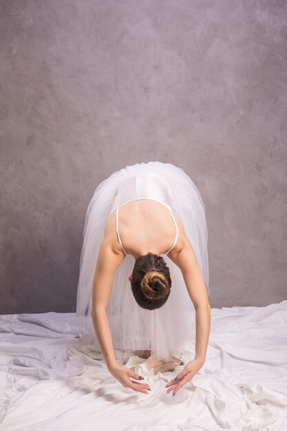 Pełna strzał ballerina pochyla się