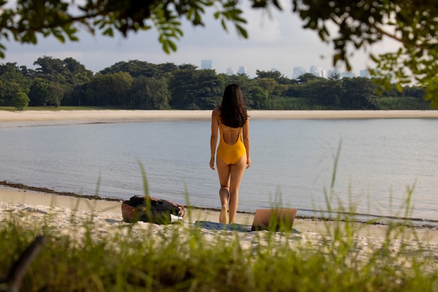 Pełna strzał kobieta na plaży z laptopem