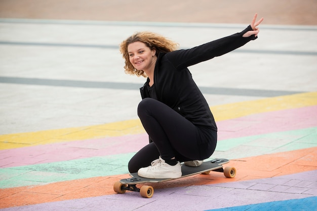 Bezpłatne zdjęcie pełna strzał kobieta na skate