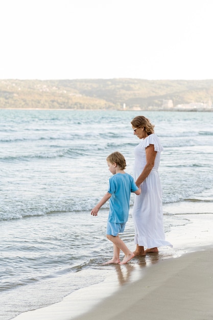 Pełne ujęcie babci i wnuka na plaży