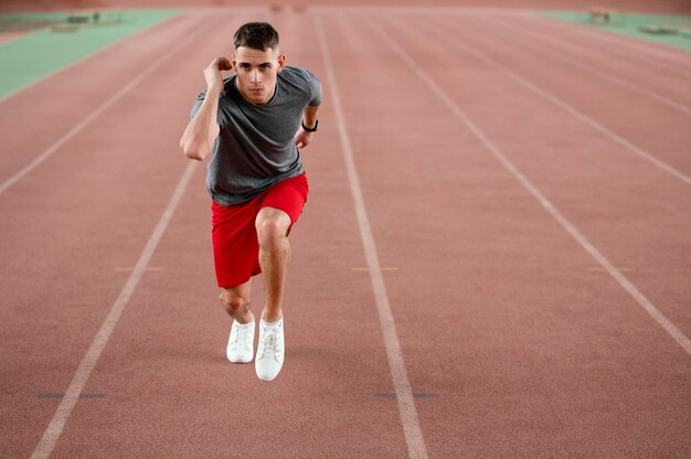 Pełne ujęcie biegacza sportowca