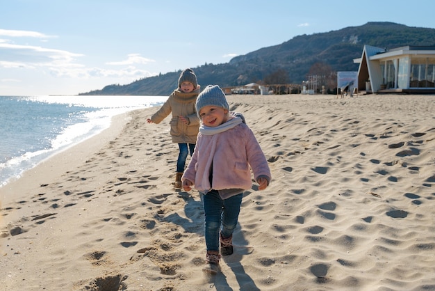 Bezpłatne zdjęcie pełne ujęcie dzieci bawiących się na plaży