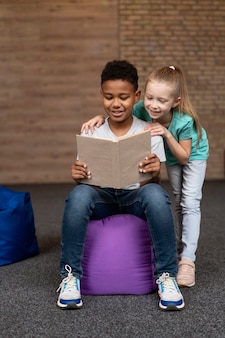 Pełne ujęcie dzieci czytających razem