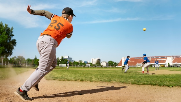 Bezpłatne zdjęcie pełne ujęcie dzieci grających w kickball na boisku