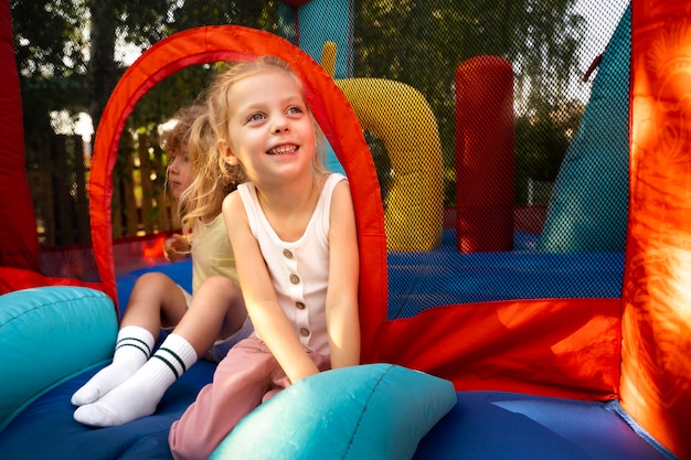 Pełne ujęcie dzieci leżące w bounce house