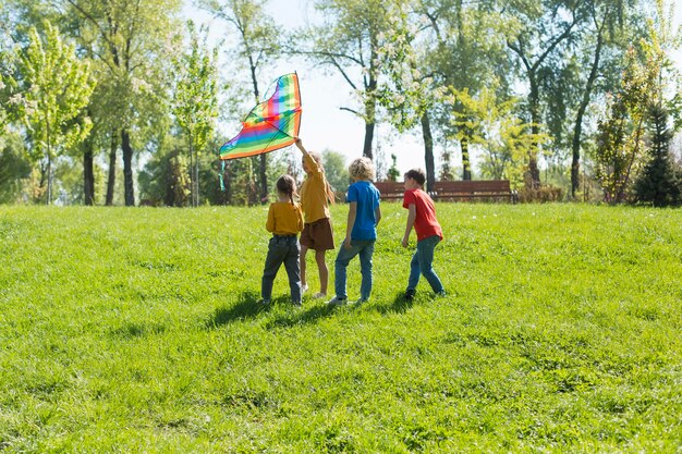 Pełne ujęcie dzieci pracujące jako zespół