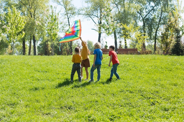 Pełne ujęcie dzieci pracujące jako zespół