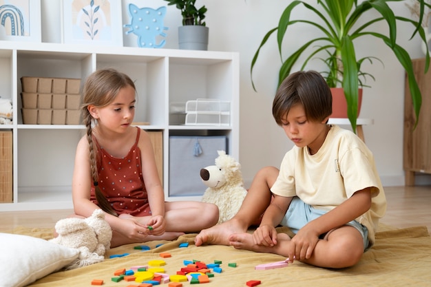Pełne ujęcie dzieci wspólnie układające puzzle