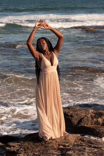 Pełne ujęcie greckiej bogini pozowanie na plaży