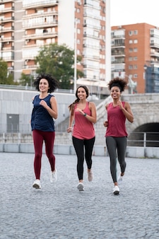 Pełne ujęcie kobiet biegających razem