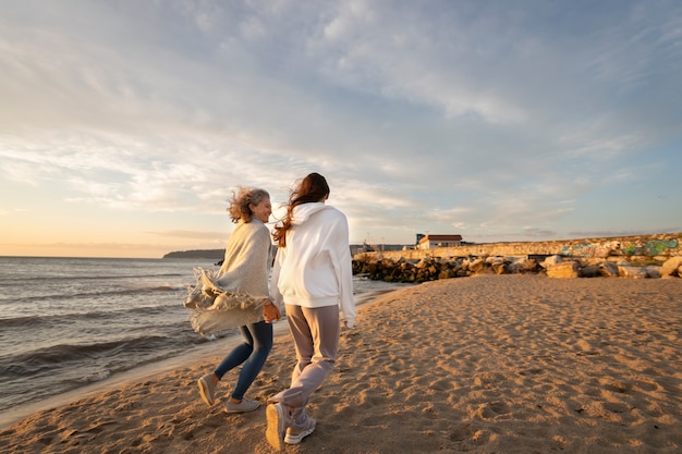 Bezpłatne zdjęcie pełne ujęcie kobiet chodzących po plaży?