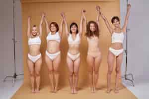 Bezpłatne zdjęcie pełne ujęcie kobiet o różnych ciałach