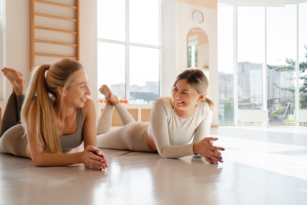 Pełne ujęcie kobiet razem ćwiczących pilates