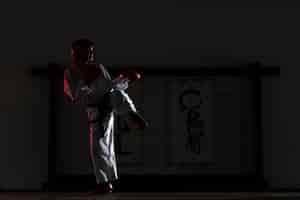 Bezpłatne zdjęcie pełne ujęcie kobiety ćwiczącej taekwondo