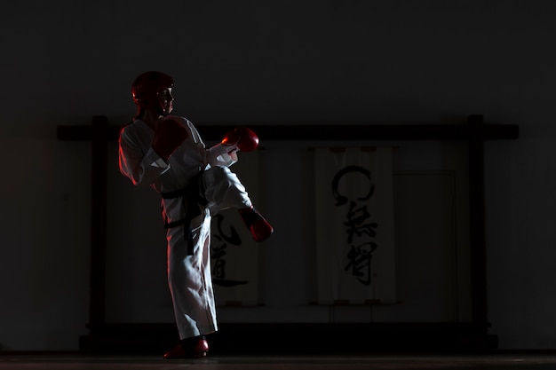 Pełne ujęcie kobiety ćwiczącej taekwondo
