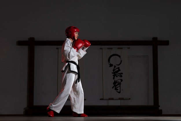 Bezpłatne zdjęcie pełne ujęcie kobiety ćwiczącej taekwondo
