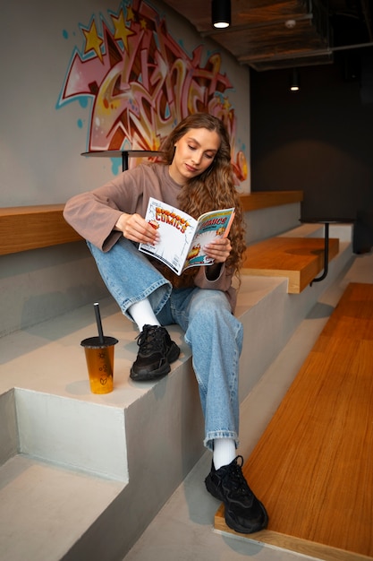 Bezpłatne zdjęcie pełne ujęcie kobiety czytającej komiksy