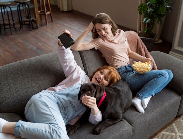 Bezpłatne zdjęcie pełne ujęcie kobiety i psa przy selfie