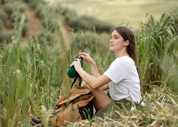 Pełne ujęcie kobiety na trawie