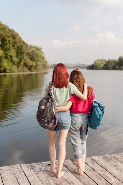 Bezpłatne zdjęcie pełne ujęcie kobiety przytulające się na doku