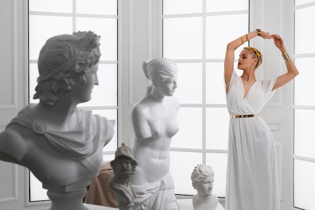 Bezpłatne zdjęcie pełne ujęcie kobiety udającej grecką boginię