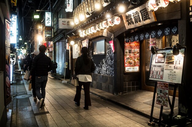 Pełne ujęcie ludzi chodzących w Japonii
