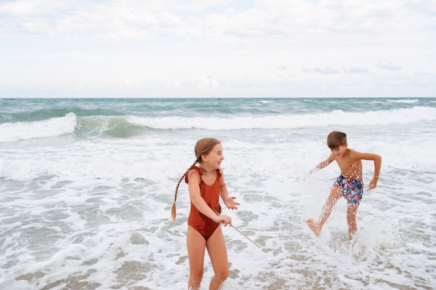 Pełne ujęcie małych dzieci bawiących się na plaży