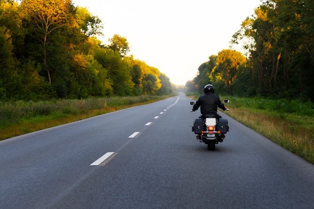 Pełne ujęcie mężczyzny jadącego na motocyklu