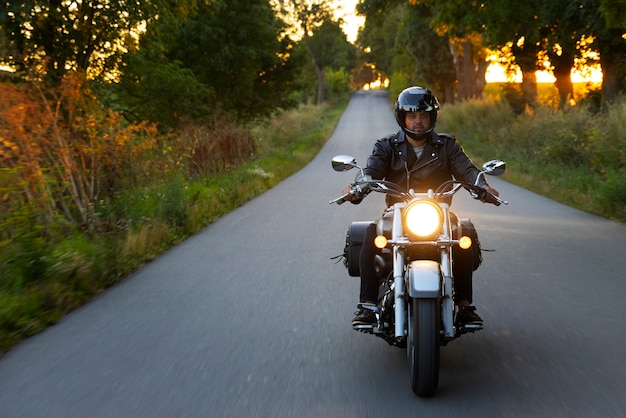 Pełne ujęcie mężczyzny jadącego na motocyklu