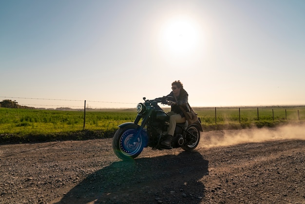 Bezpłatne zdjęcie pełne ujęcie mężczyzny jadącego na motocyklu