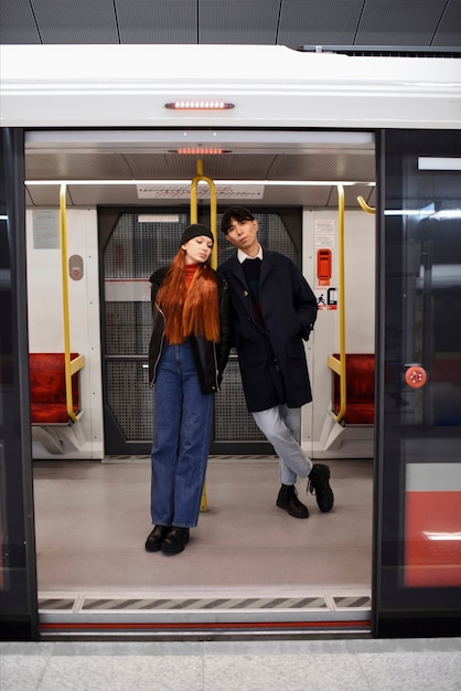 Bezpłatne zdjęcie pełne ujęcie nastolatków w metrze