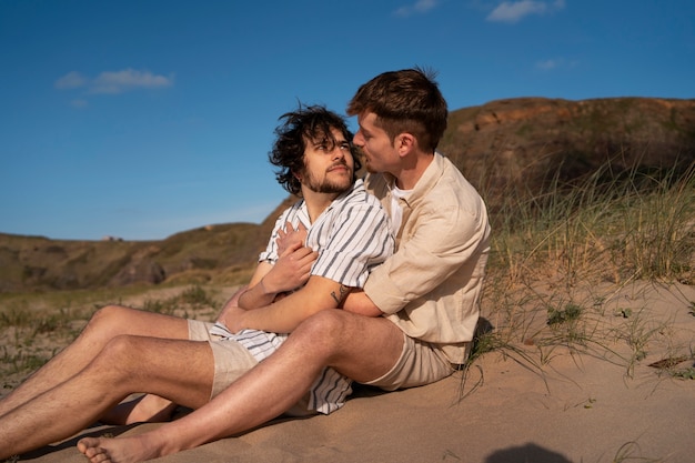 Bezpłatne zdjęcie pełne ujęcie pary gejów na plaży