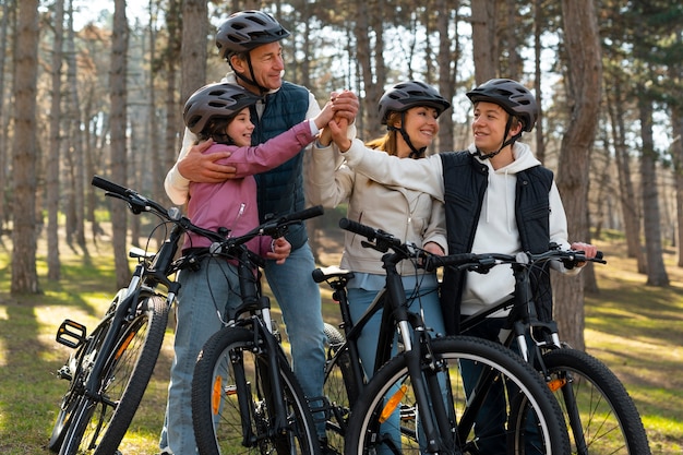 Pełne ujęcie rodzinnej jazdy na rowerze razem