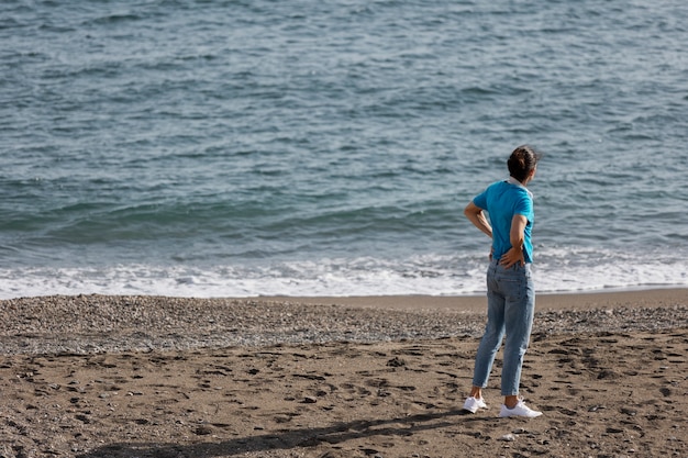 Bezpłatne zdjęcie pełne ujęcie samotnego mężczyzny na plaży