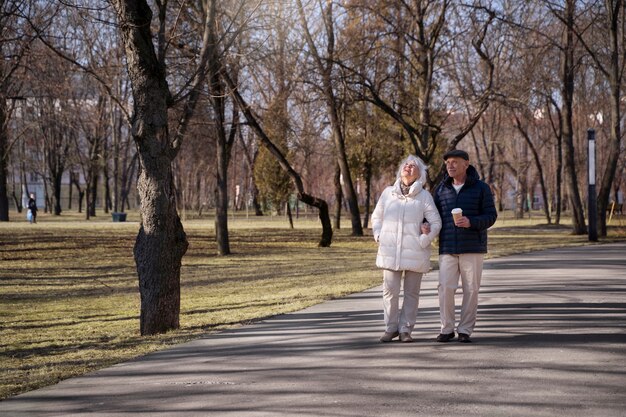 Pełne ujęcie seniorów spacerujących w parku